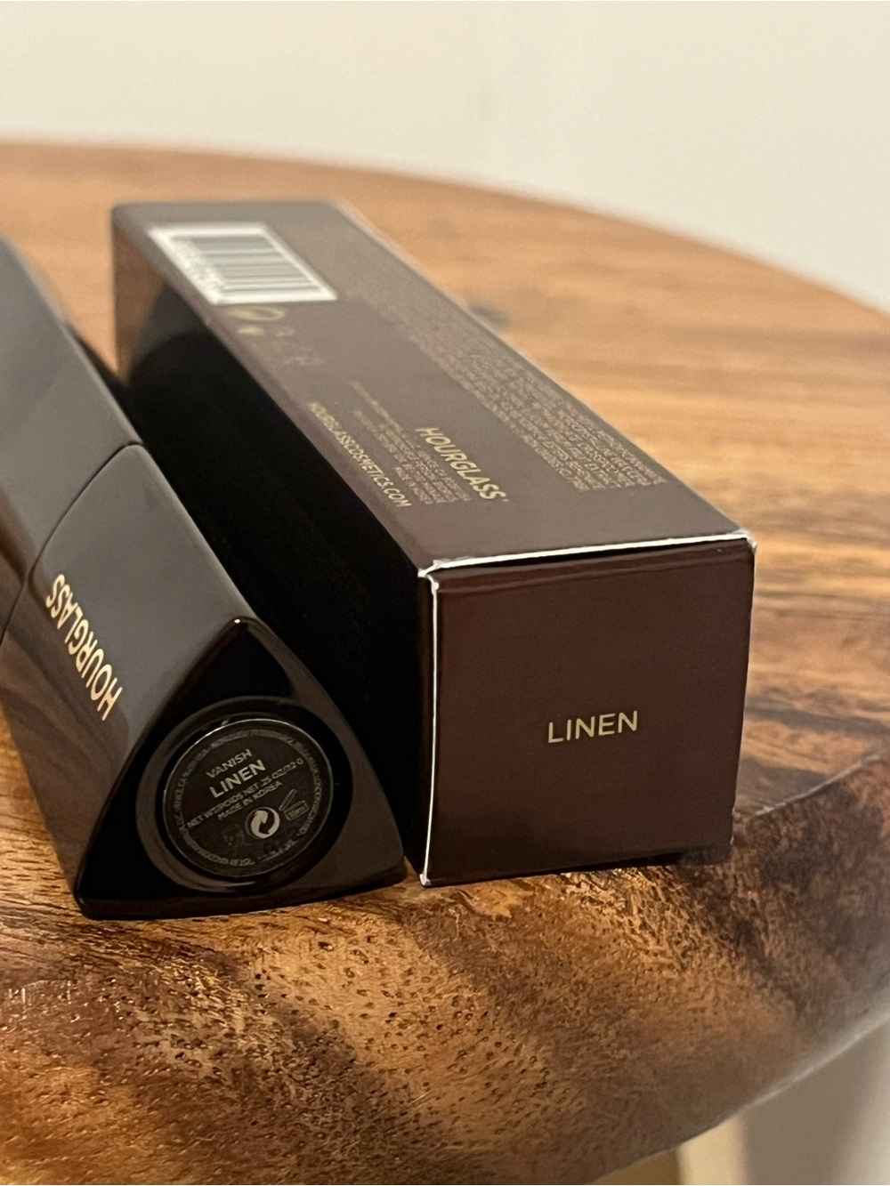 Hourglass Vanish Seamless Finish Foundation Stick - Linen - Picture 3 of 4